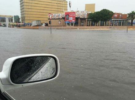 شوارع قطر تغرق فى مياه السيول والأمطار