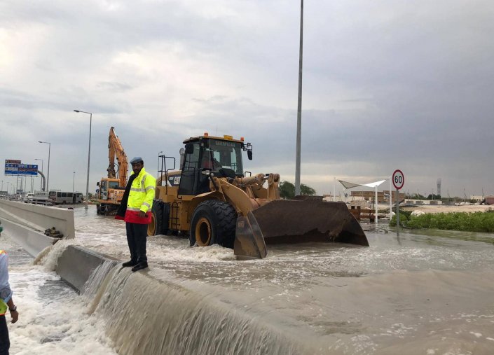 إغلاق العديد من الطرق في قطر بسبب الأمطار الغزيرة