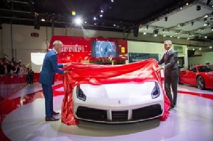 فيراري تطلق سيّارة فيراري 488 سبايدر في الشرق الأوسط في معرض دبي الدولي للسيّارات 